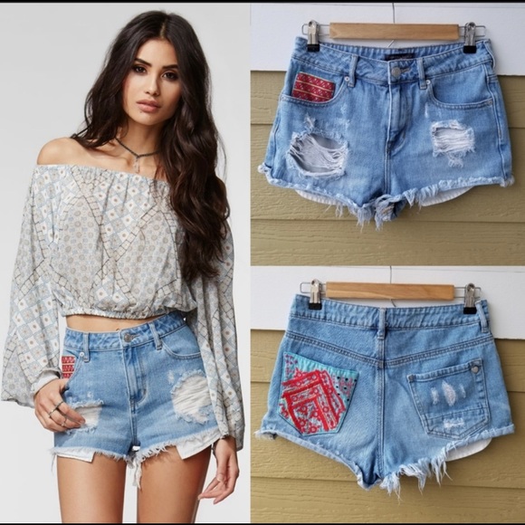 🎂Kendall & Kylie Embroidered Back Pocket Shorts - Picture 1 of 7